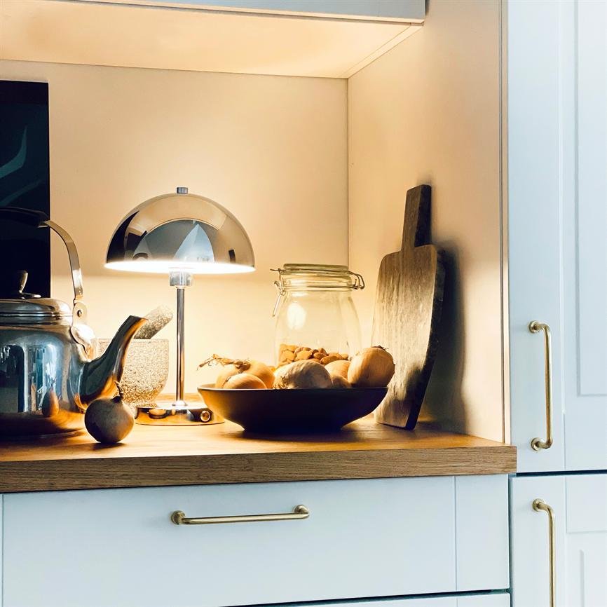 Dyberg Larsen Stockholm 2.0 bordlampe krom oppladbar