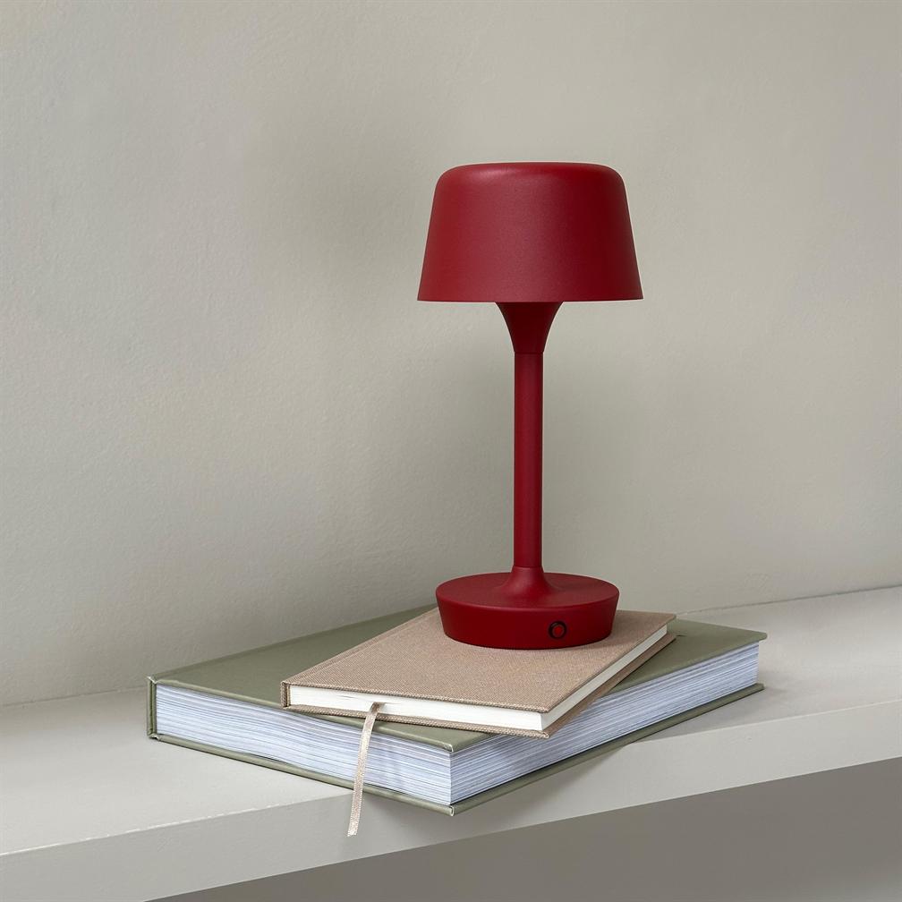 Dyberg Larsen Flow LED bordlampe mørkerød oppladbar touch