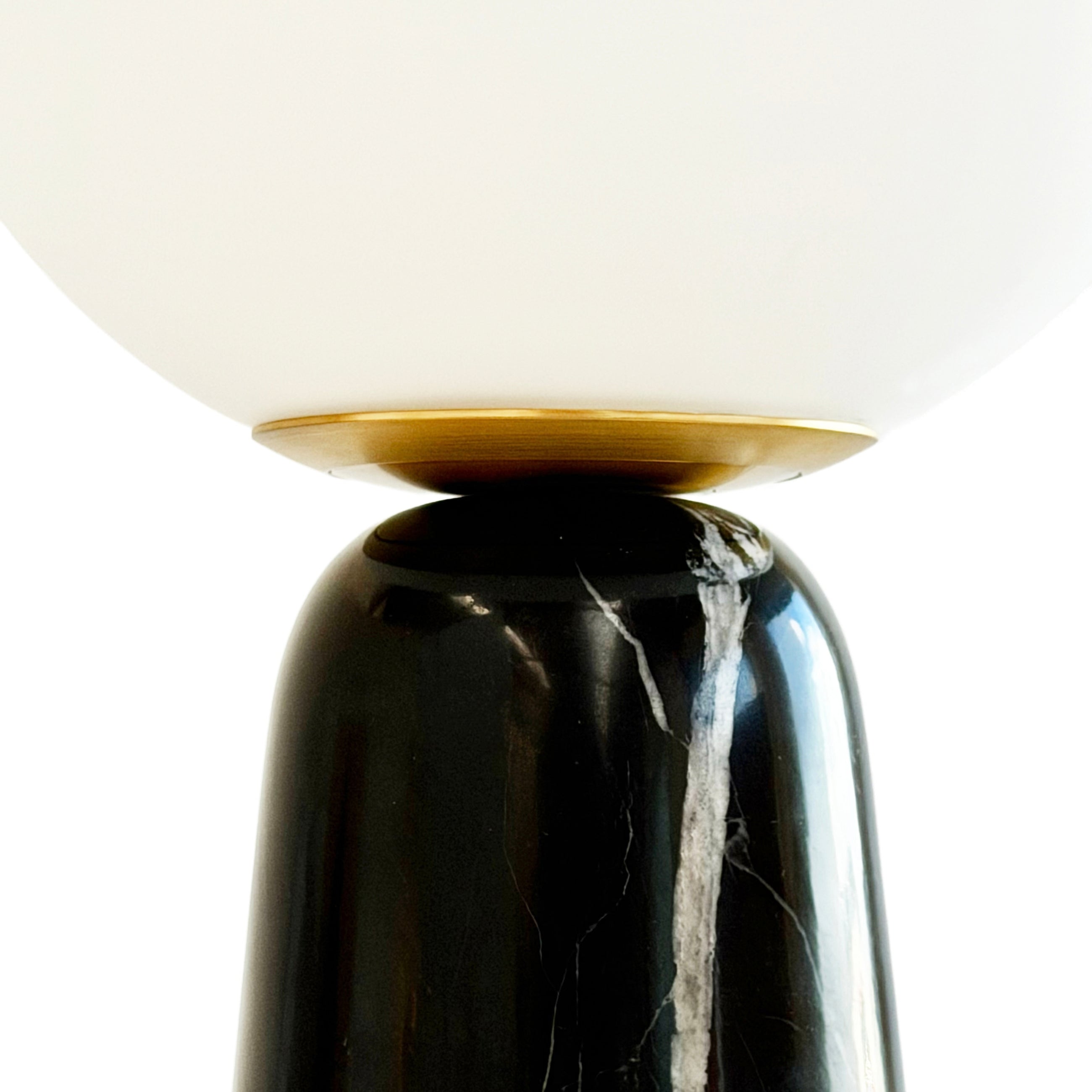 Dyberg Larsen Orma bordlampe opal svart marmor