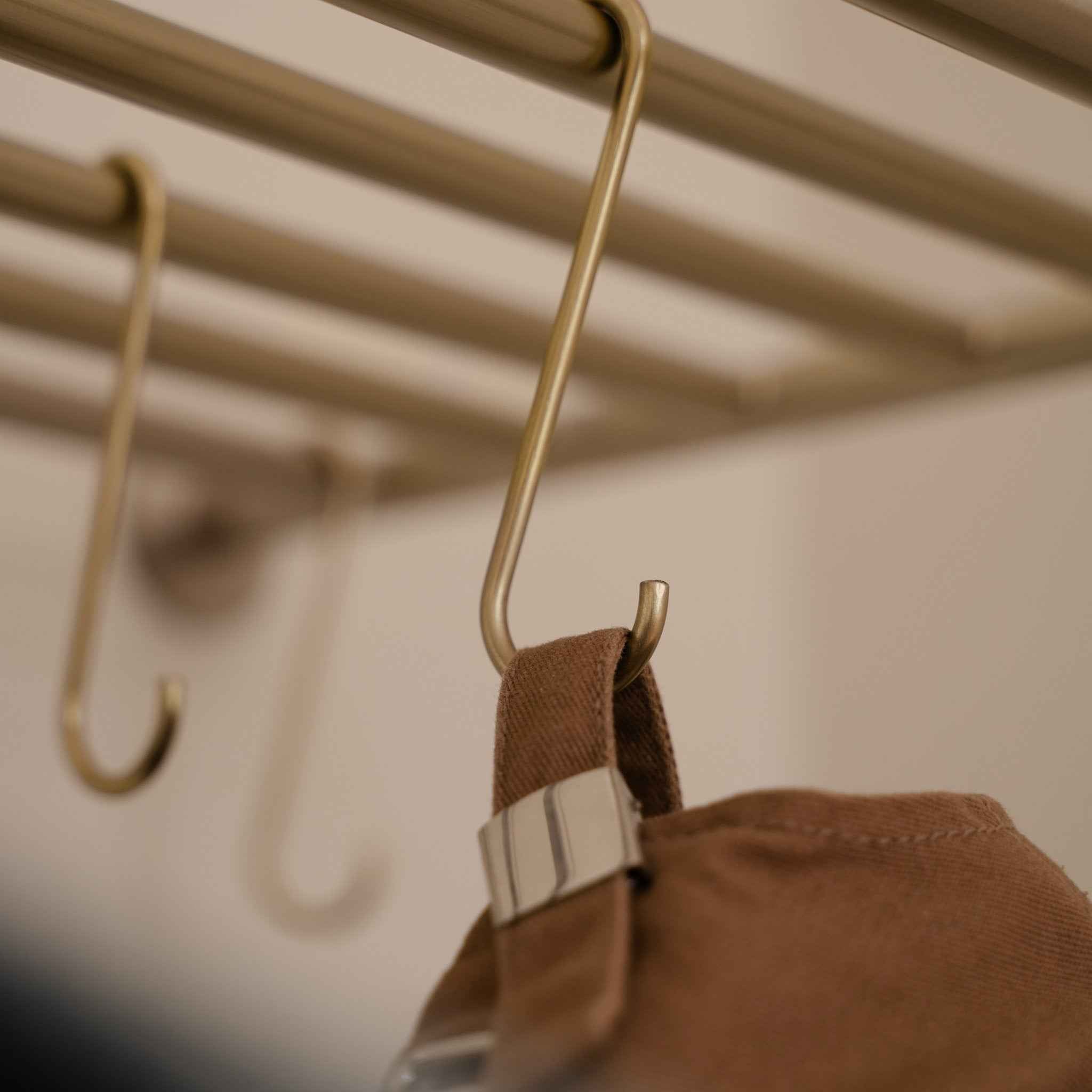 Umage Lean On Me klesstativ svart stål