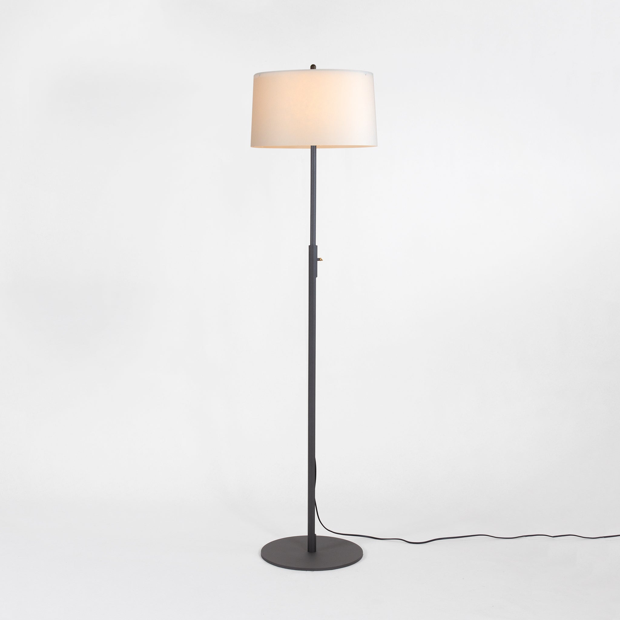Zlamp Q 441-3534 gulvlampe mørkegrå morbærpapir