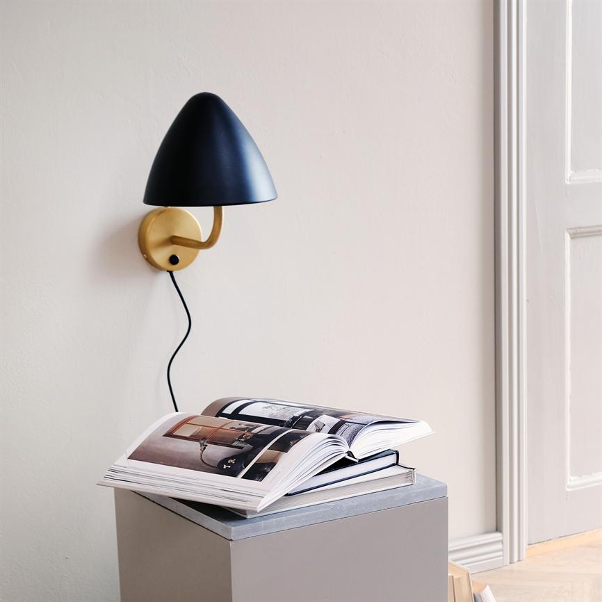 Dyberg Larsen Oulu vegglampe sort messing svingbar