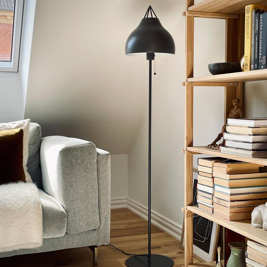 Dyberg Larsen Pyra gulvlampe grå 150 cm tekstilskjerm