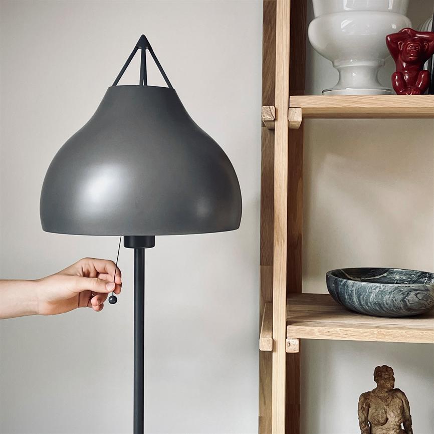 Dyberg Larsen Pyra gulvlampe grå 150 cm tekstilskjerm