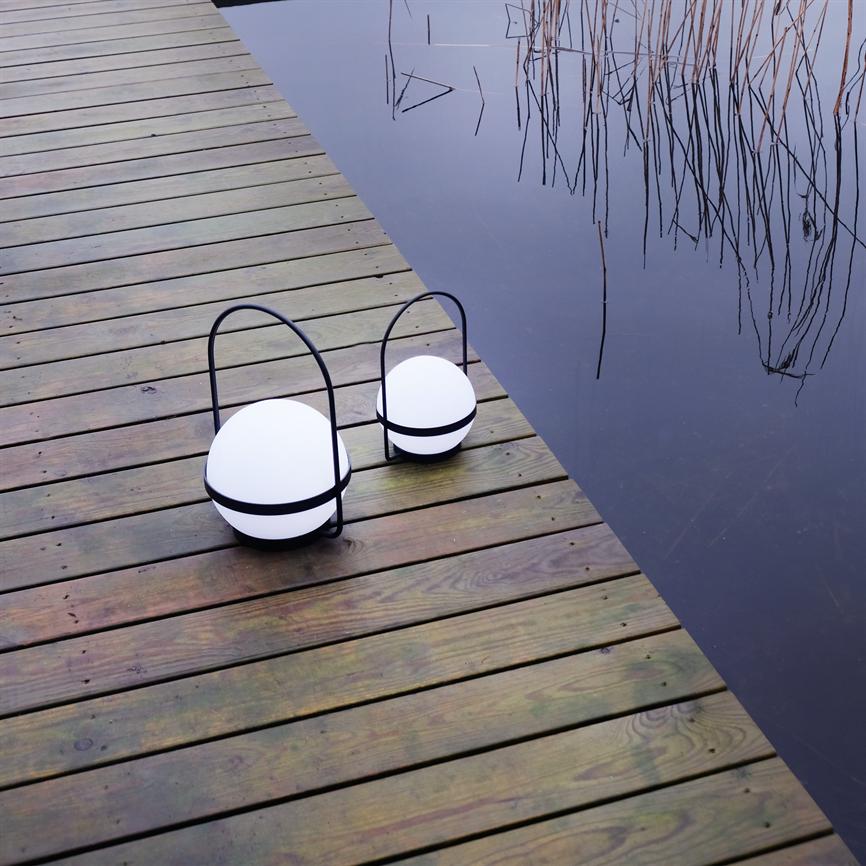 Dyberg Larsen Summer bordlampe solar svart/hvit D15