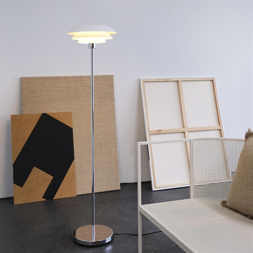 Dyberg Larsen DL31 gulvlampe hvit klassisk