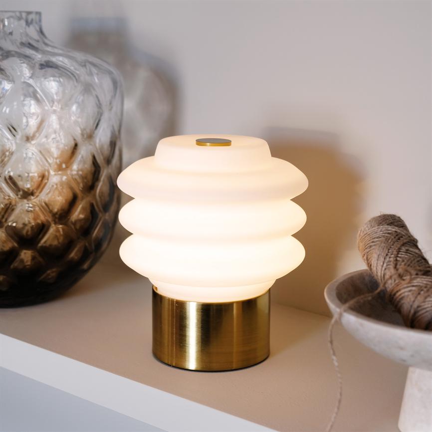 Dyberg Larsen Diva bordlampe messing opal oppladbar