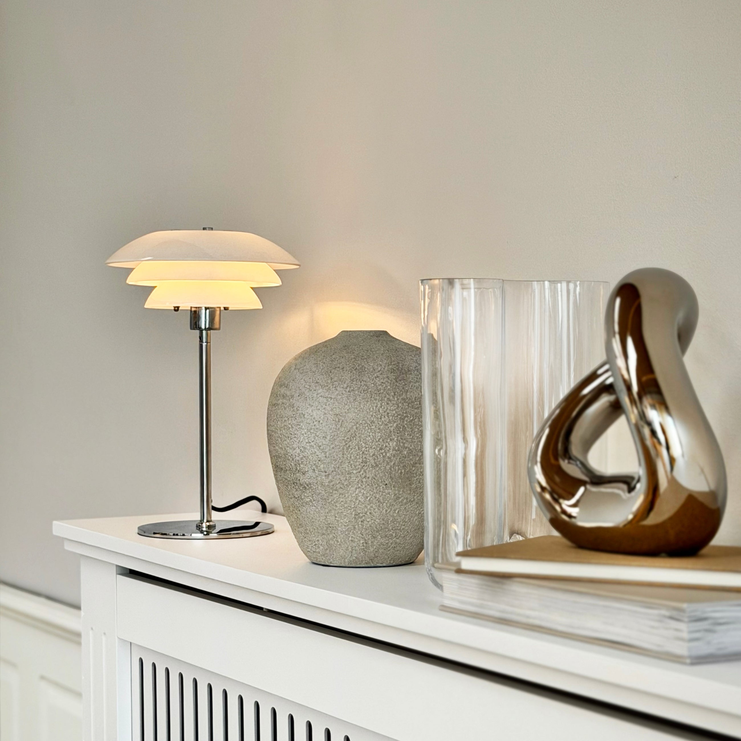 Dyberg Larsen DL20 bordlampe opal kromfot