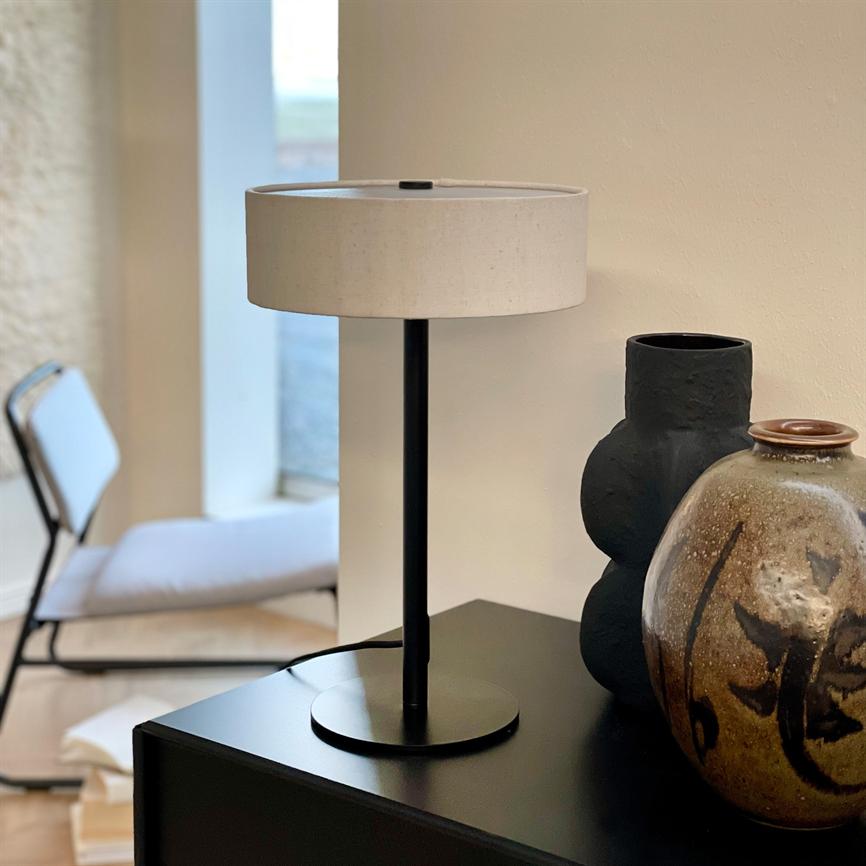 Dyberg Larsen Calix bordlampe tekstilskjerm