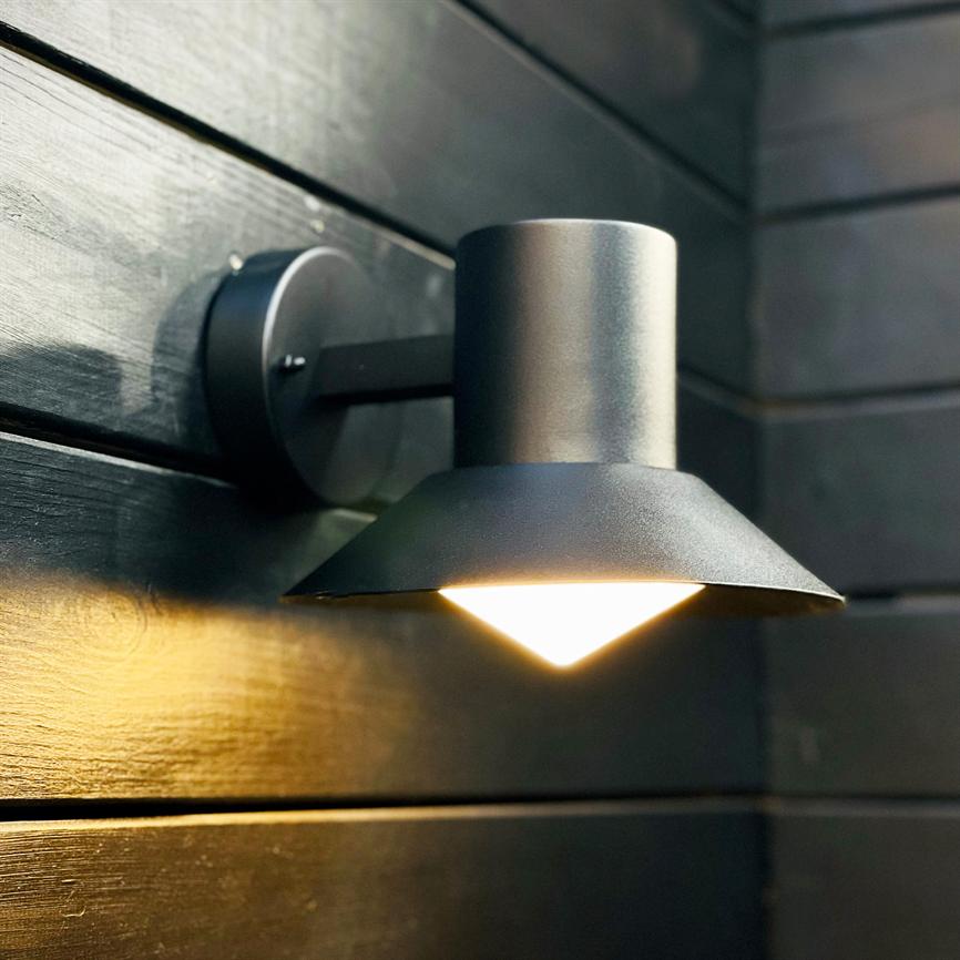 Dyberg Larsen Venice utendørs vegglampe sort IP44