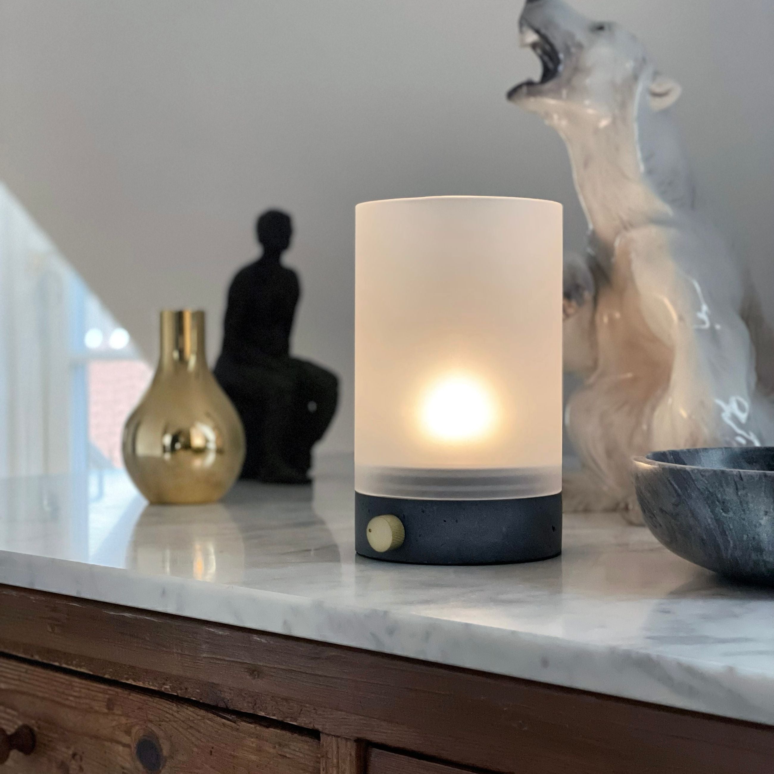 Dyberg Larsen Cozy bordlampe grå betong 100 lumen