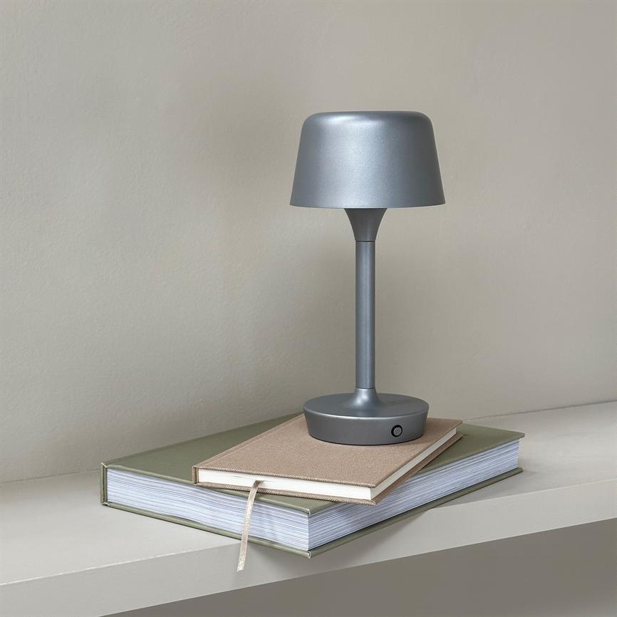 Dyberg Larsen Flow bordlampe oppladbar grå touch 3-trinn