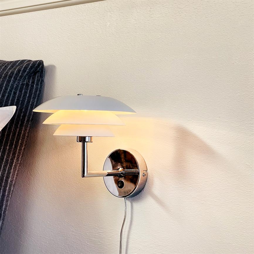 Dyberg Larsen DL20 vegglampe hvit krom bad