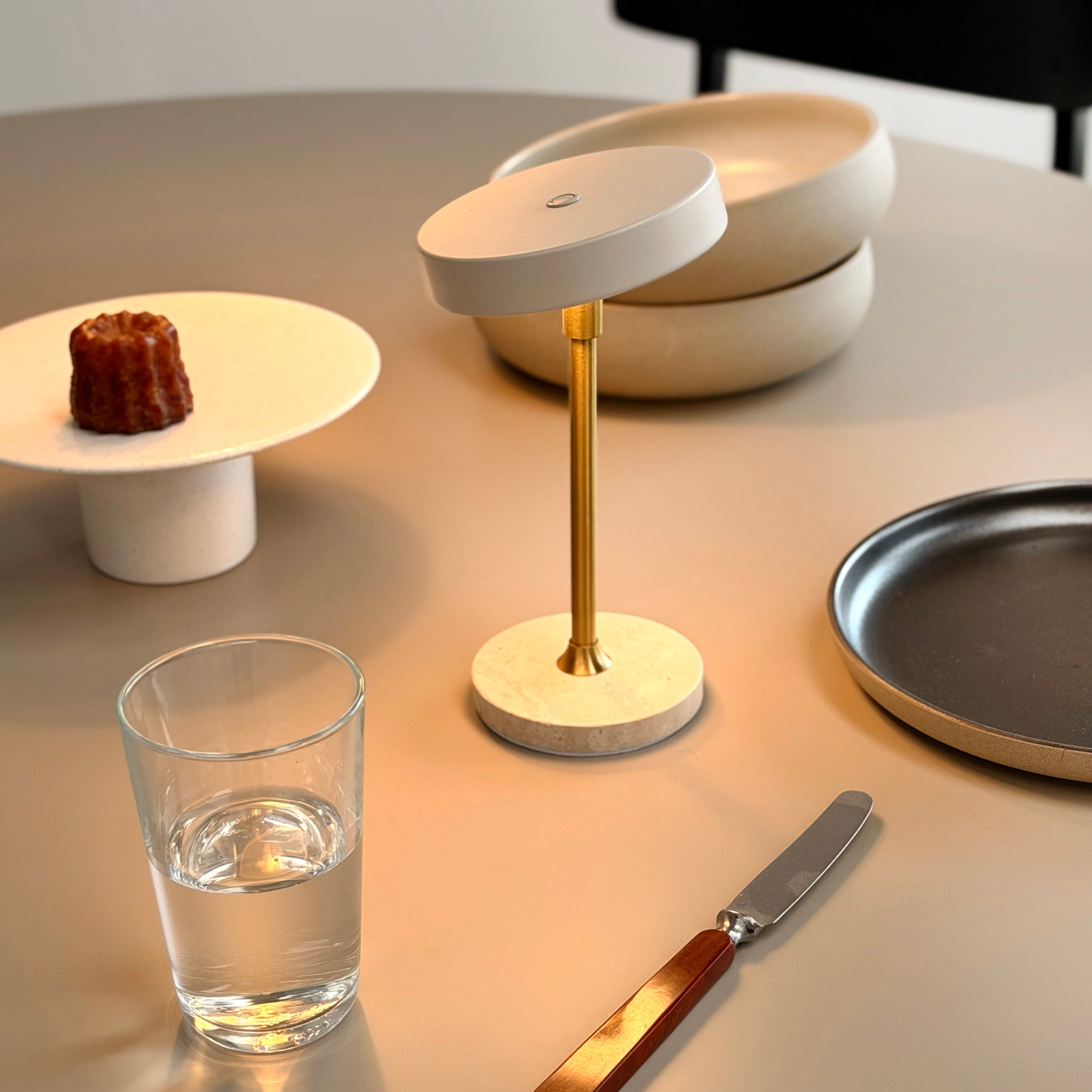Dyberg Larsen Moonlight LED bordlampe beige travertin
