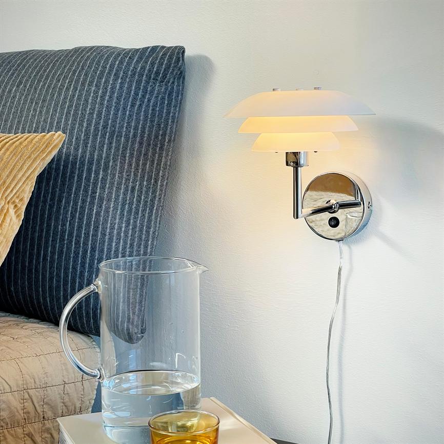 Dyberg Larsen DL20 vegglampe opal klassisk
