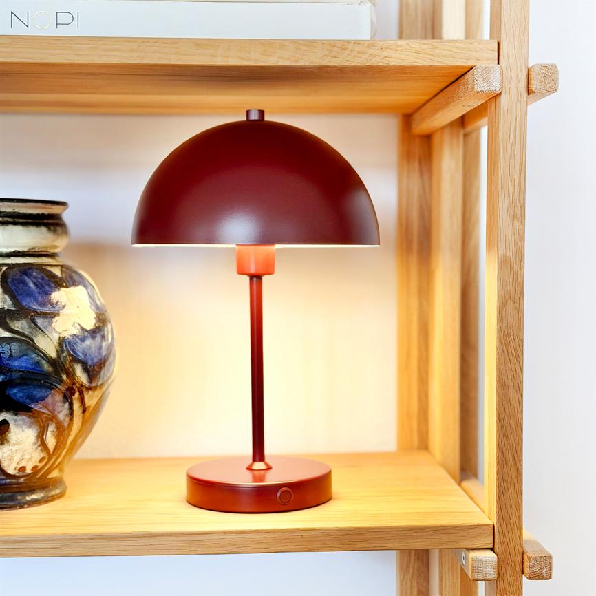 Dyberg Larsen Stockholm LED bordlampe mørkerød