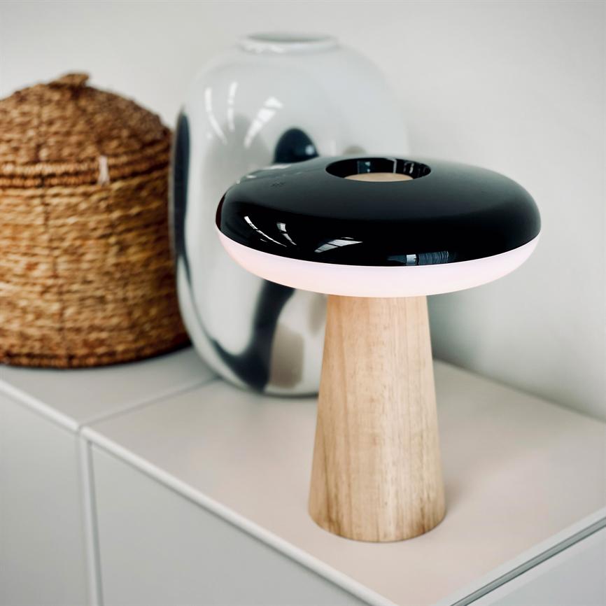 Dyberg Larsen 2 Ways bordlampe sort tre oppladbar