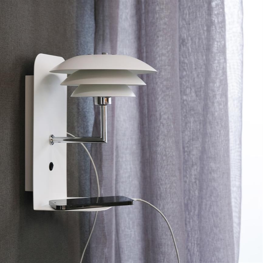 Dyberg Larsen DL20 vegglampe hvit med USB-hylle