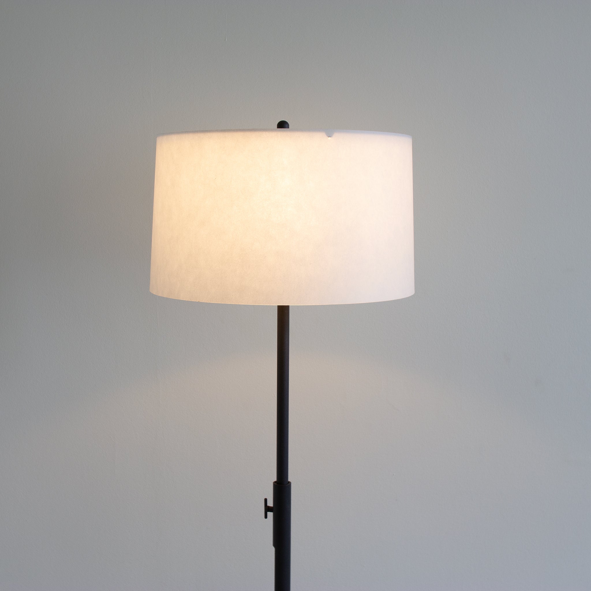 Zlamp Q 441-3534 gulvlampe mørkegrå morbærpapir
