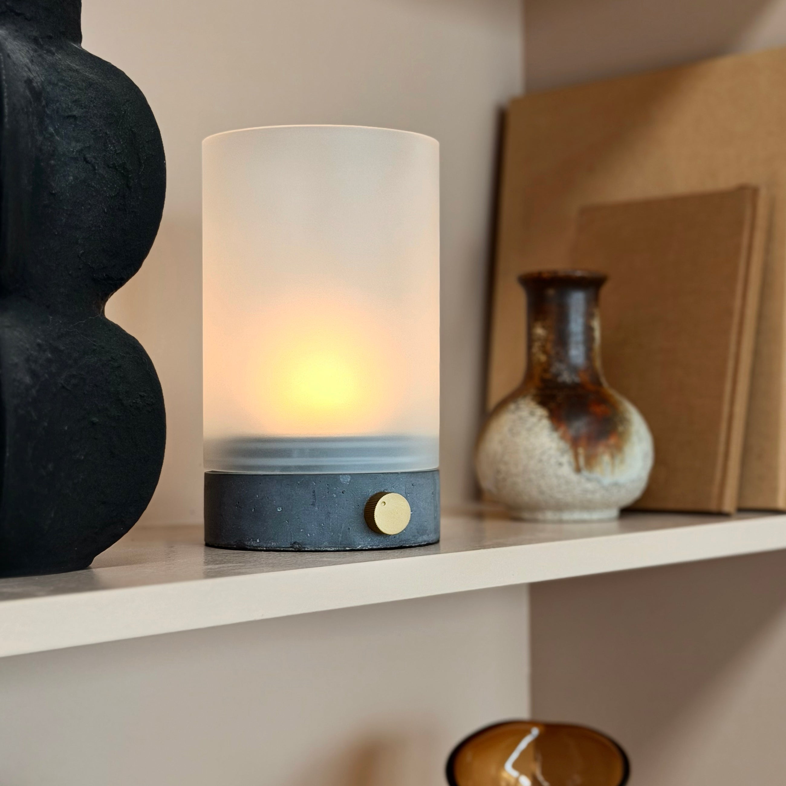 Dyberg Larsen Cozy bordlampe grå betong 100 lumen