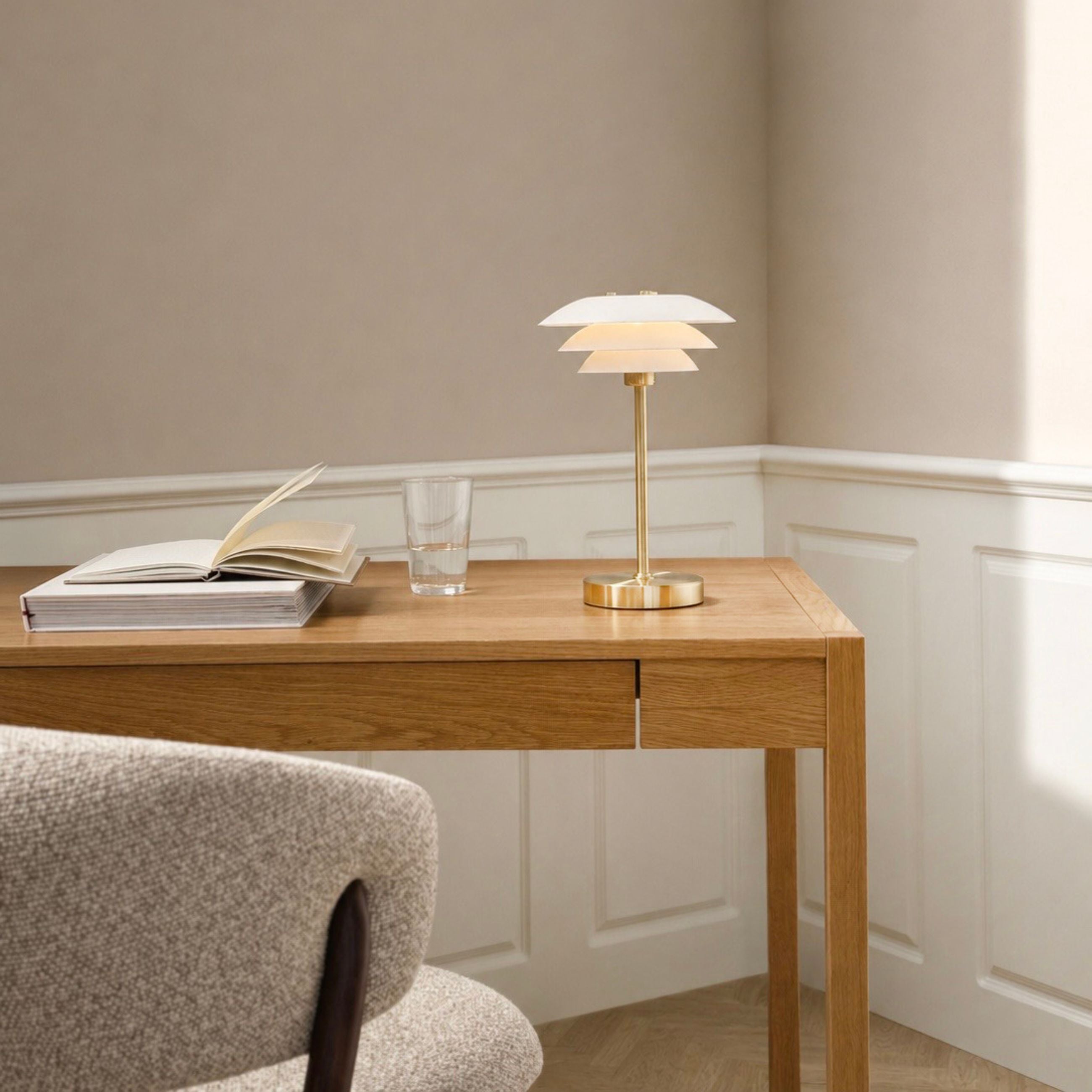 Dyberg Larsen DL20 bordlampe hvit messing 3-skjerm