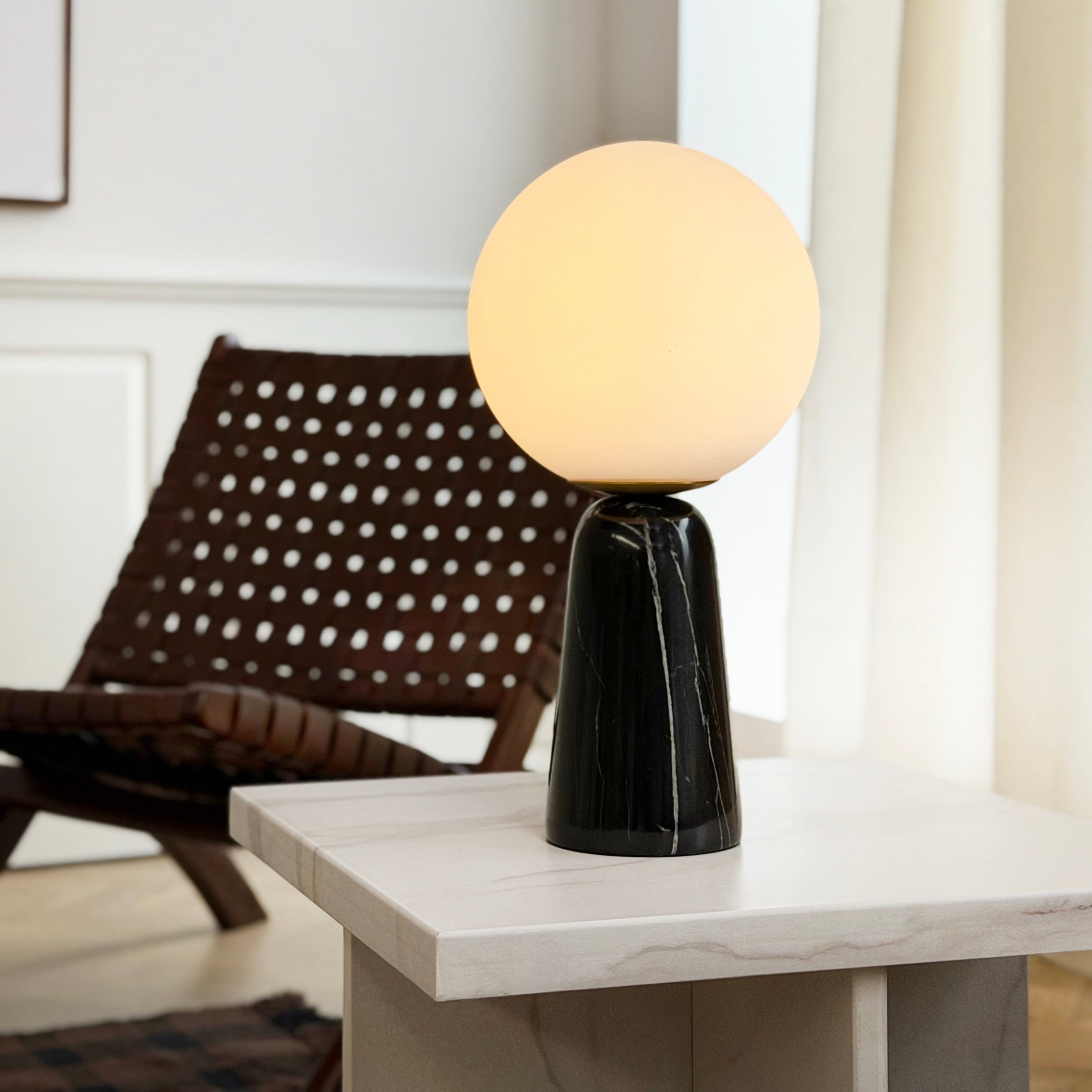 Dyberg Larsen Orma bordlampe opal svart marmor