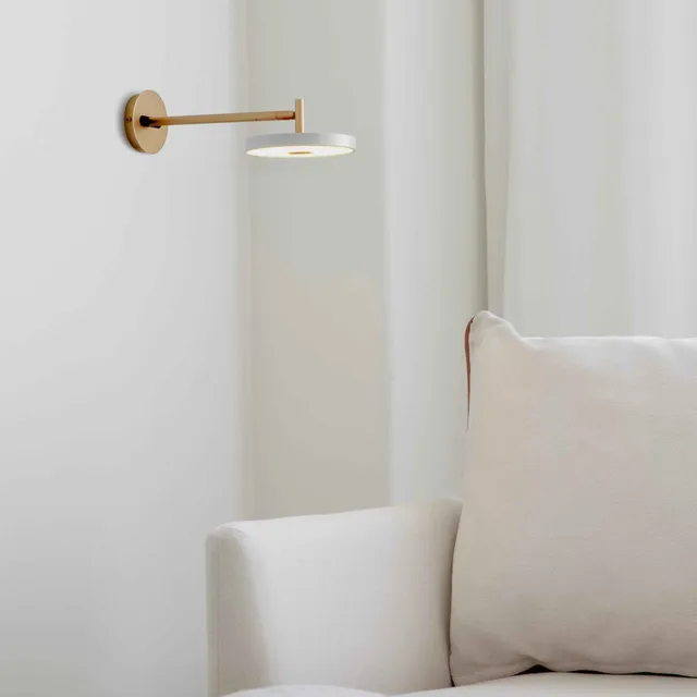 UMAGE Asteria Long vegglampe messing svart dimbar