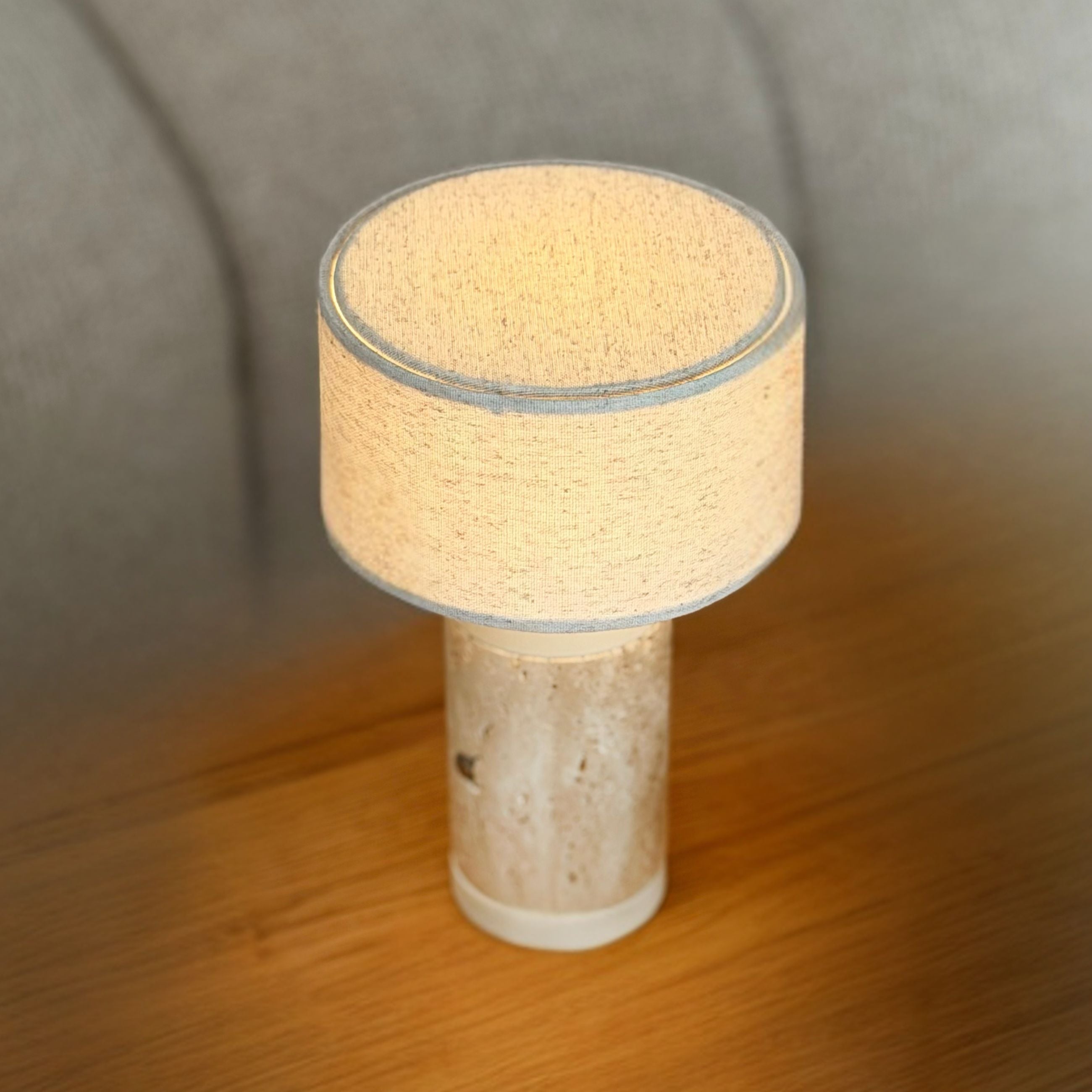 Dyberg Larsen Mellow bordlampe travertin oppladbar