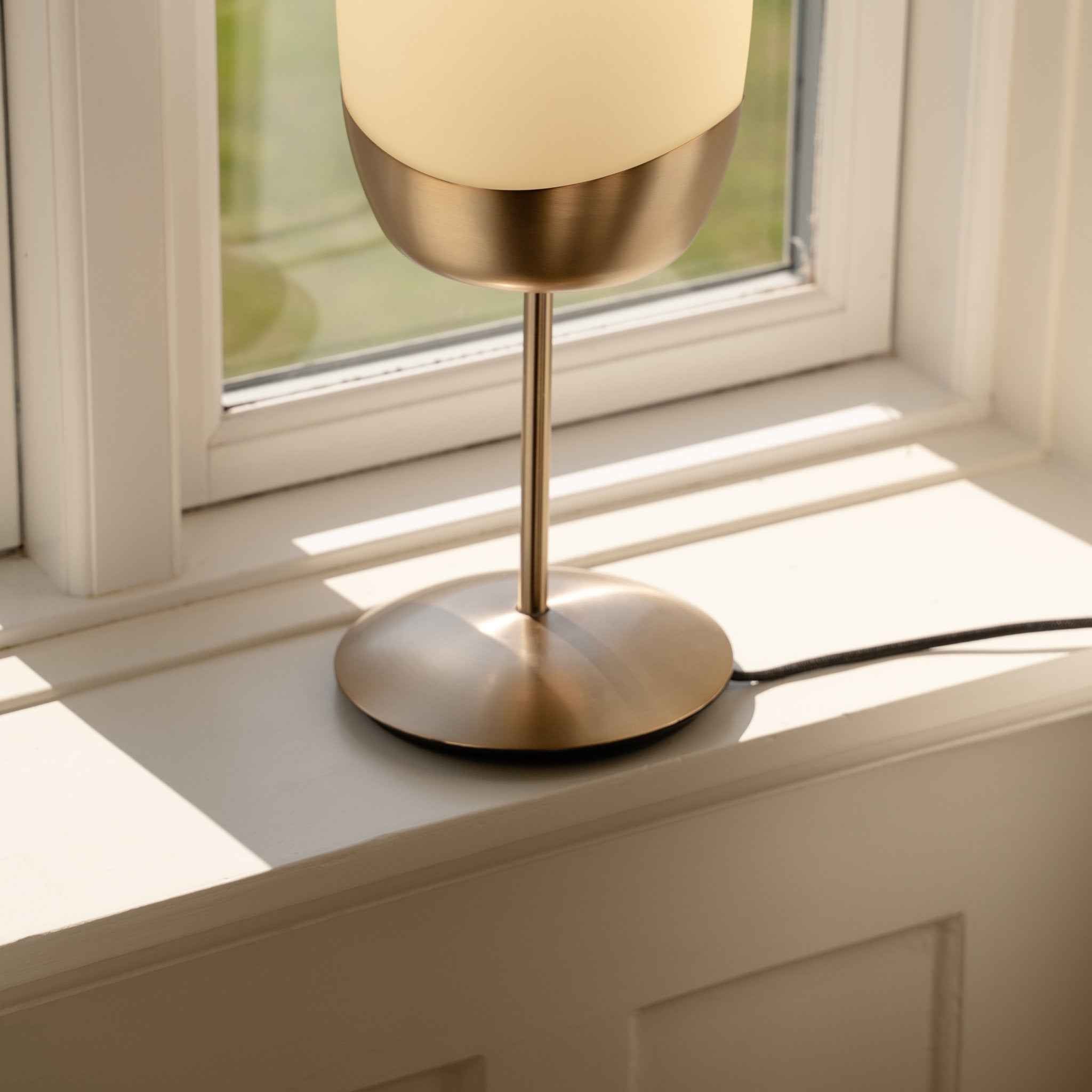 UMAGE Spring bordlampe opalglass messing touch