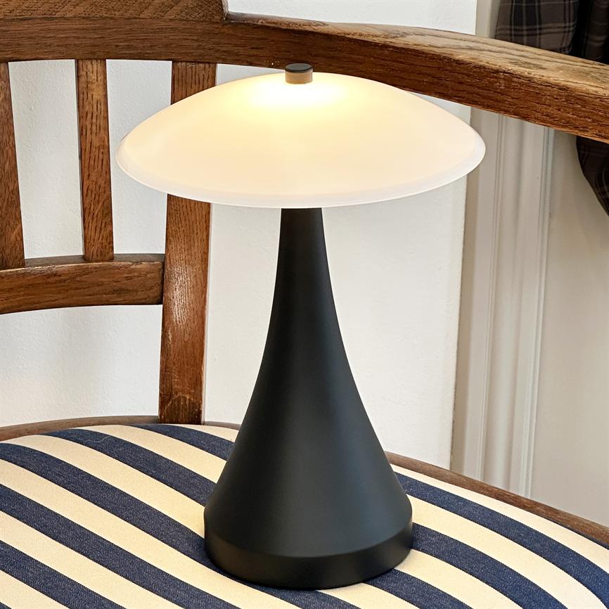 Dyberg Larsen Vienna LED bordlampe opal