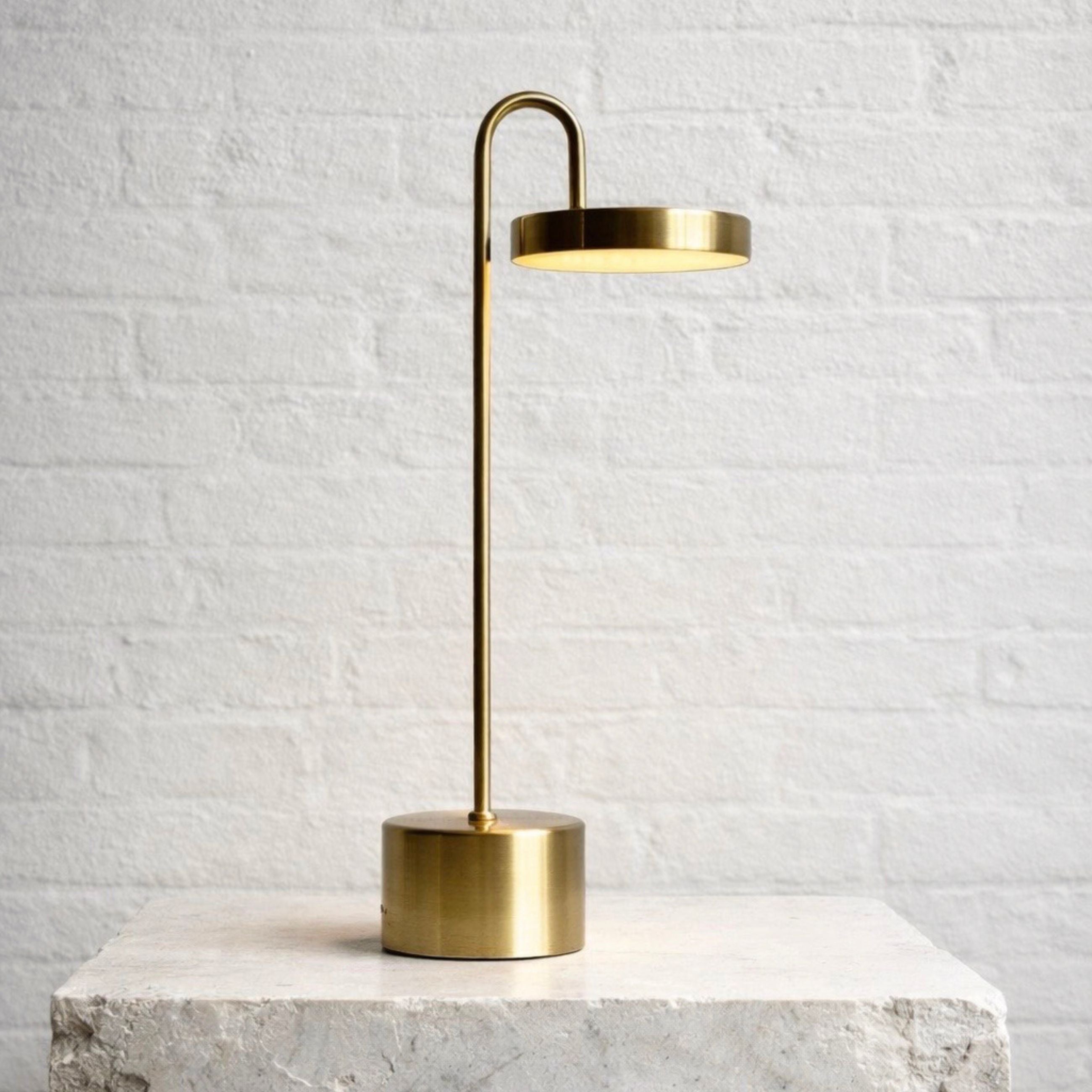 Dyberg Larsen MooveLIGHT bordlampe messing Qi