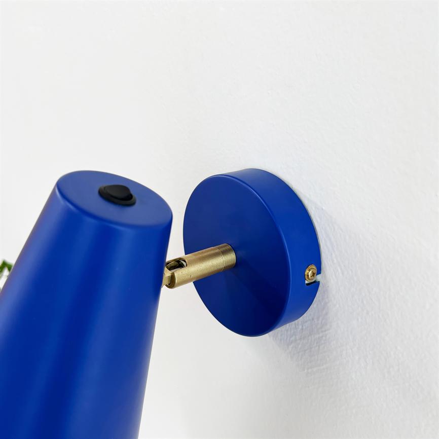 Dyberg Larsen Cale vegglampe blå med ledning
