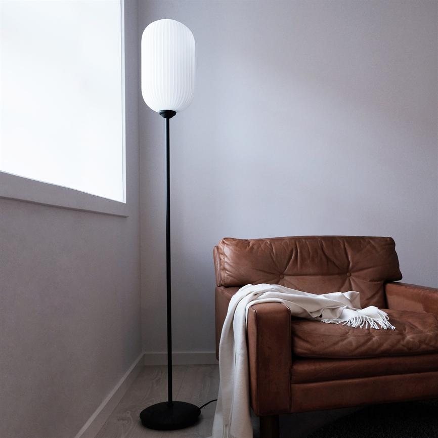 Dyberg Larsen Riflet gulvlampe opal stue
