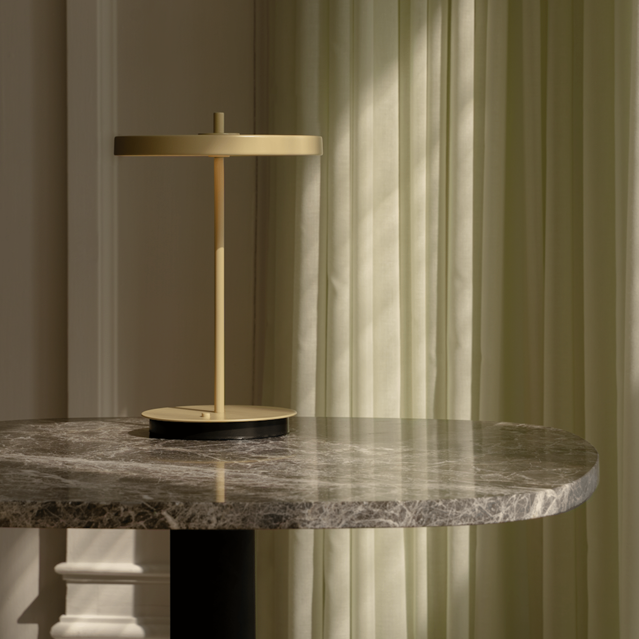 UMAGE Gather barbord emperador rund plate