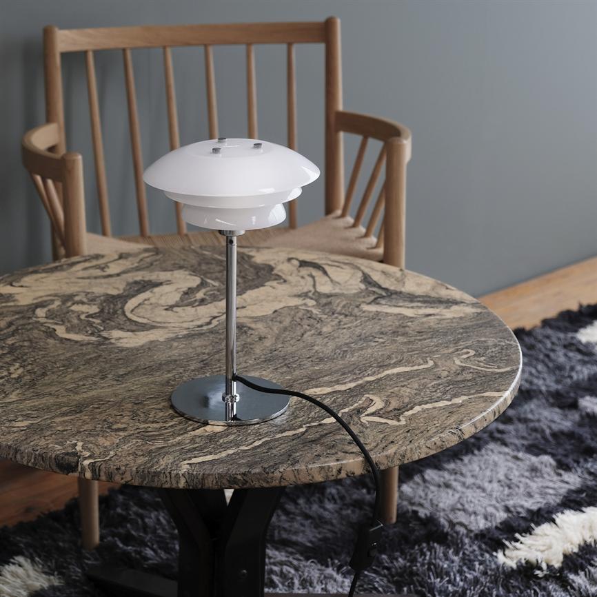 Dyberg Larsen DL20 bordlampe opal kromfot