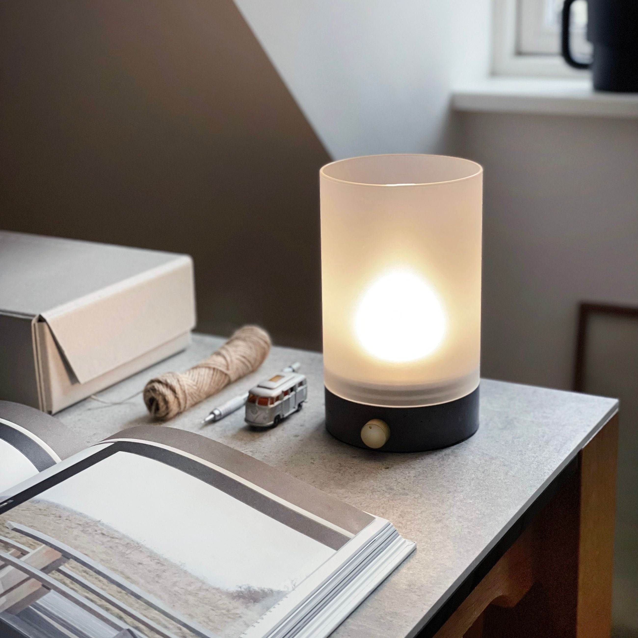 Dyberg Larsen Cozy bordlampe betong oppladbar