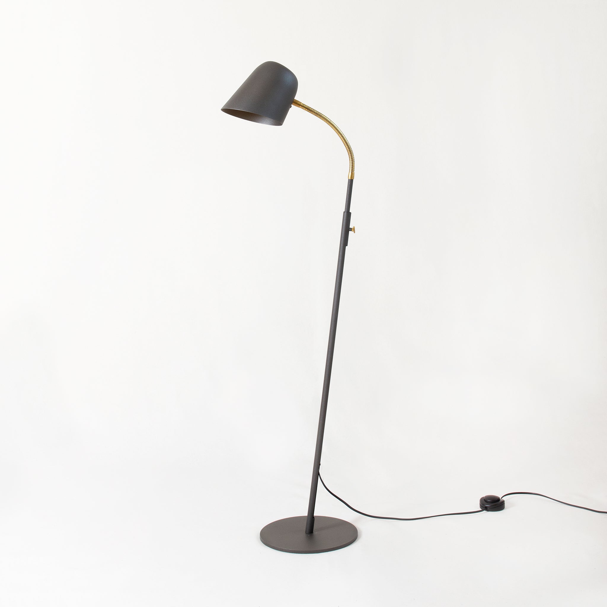 Zlamp Q15 447-15 gulvlampe mørkegrå messing dimbar