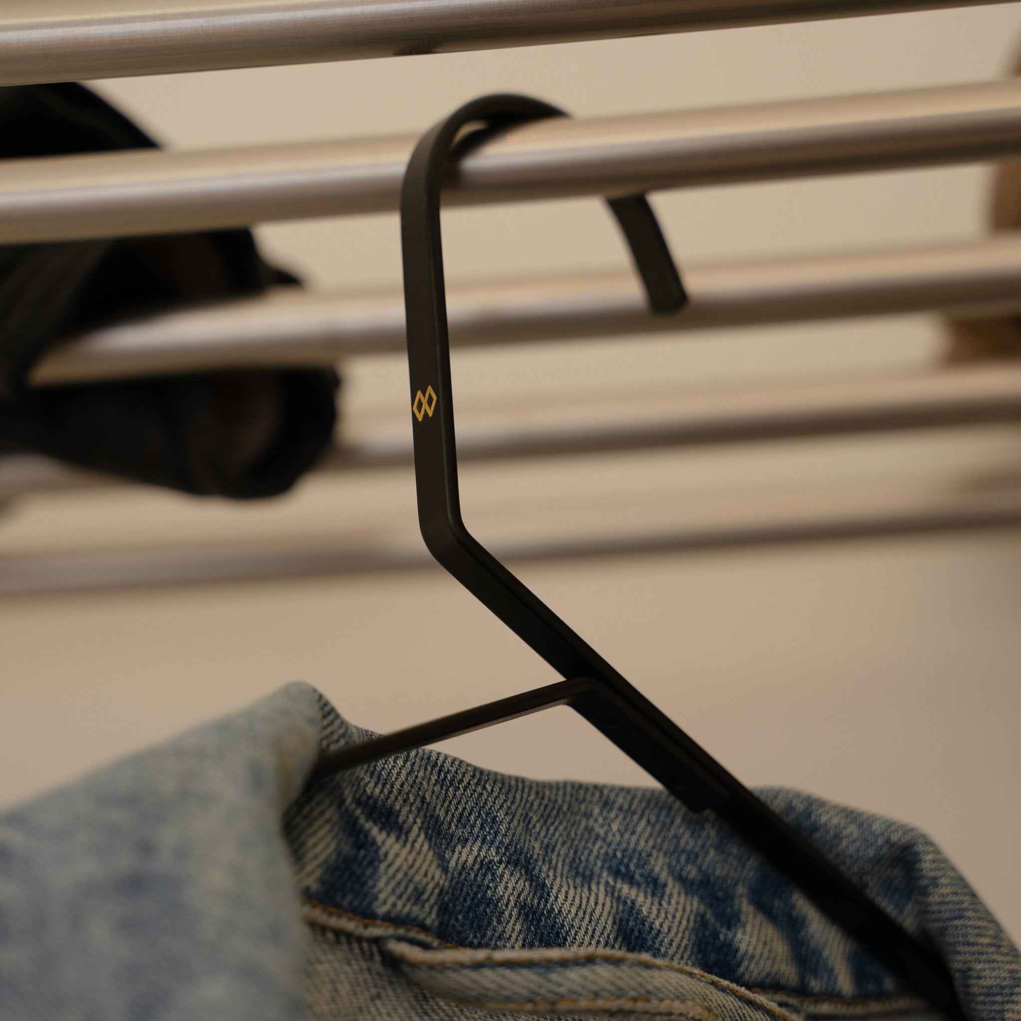 Umage Lean On Me klesstativ svart stål