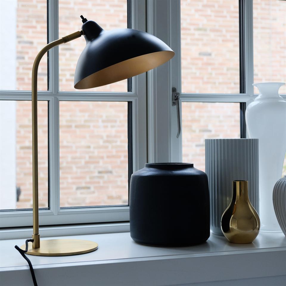 Dyberg Larsen Futura bordlampe svart messing stor skjerm