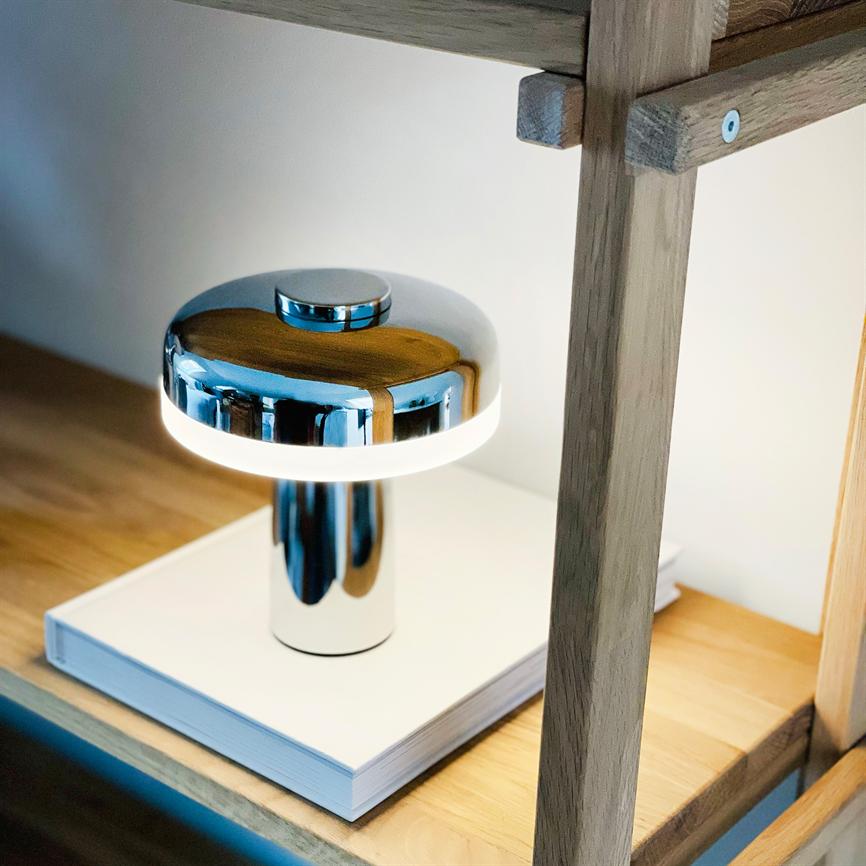 Dyberg Larsen Porter bordlampe krom oppladbar LED