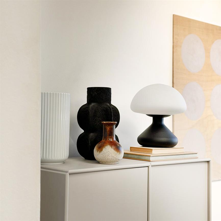 Dyberg Larsen Trophy bordlampe sort opalglass