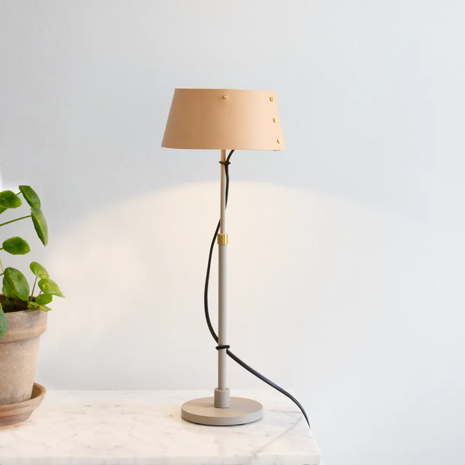 Zlamp Karl liten bordlampe cognac skinn