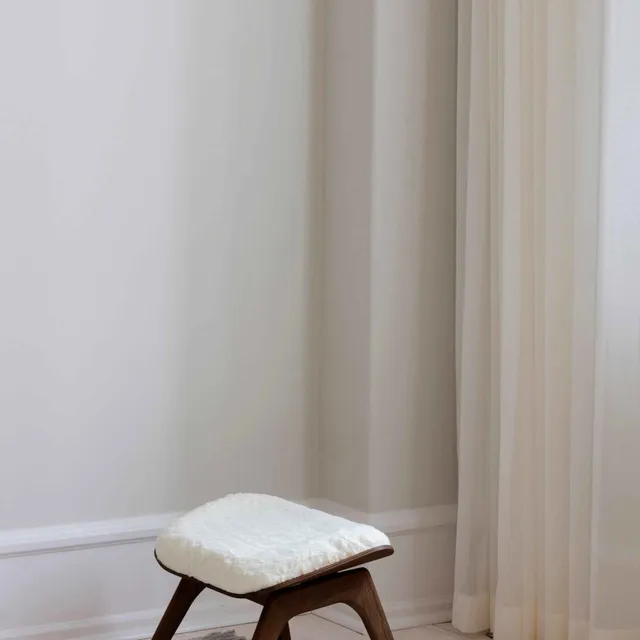 UMAGE The Reader fotpall eik tekstil