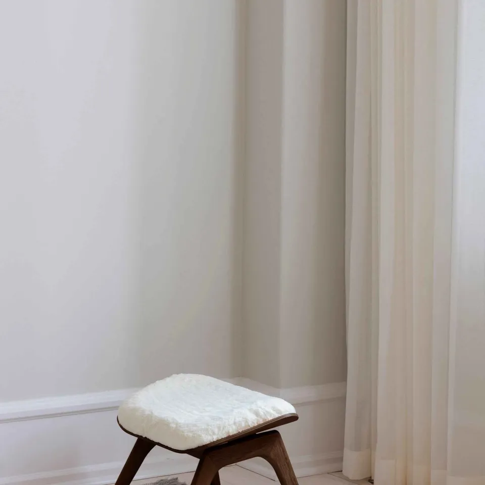 UMAGE The Reader fotpall eik tekstil