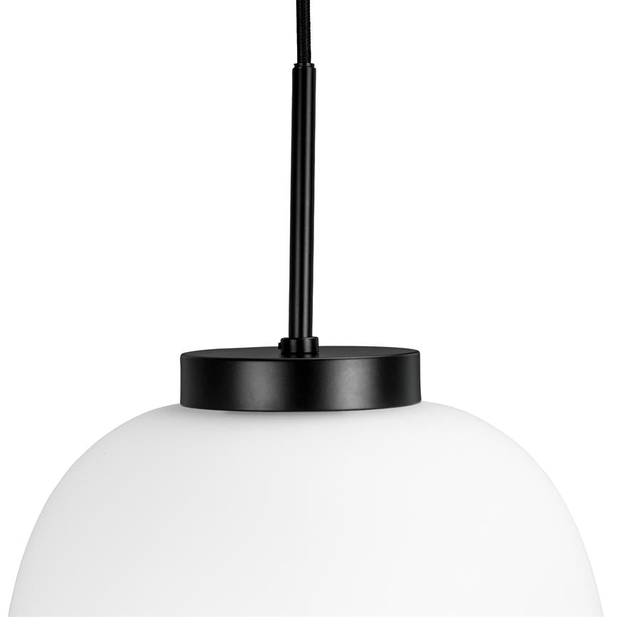 Dyberg Larsen DL39 pendel taklampe opal/sort rund