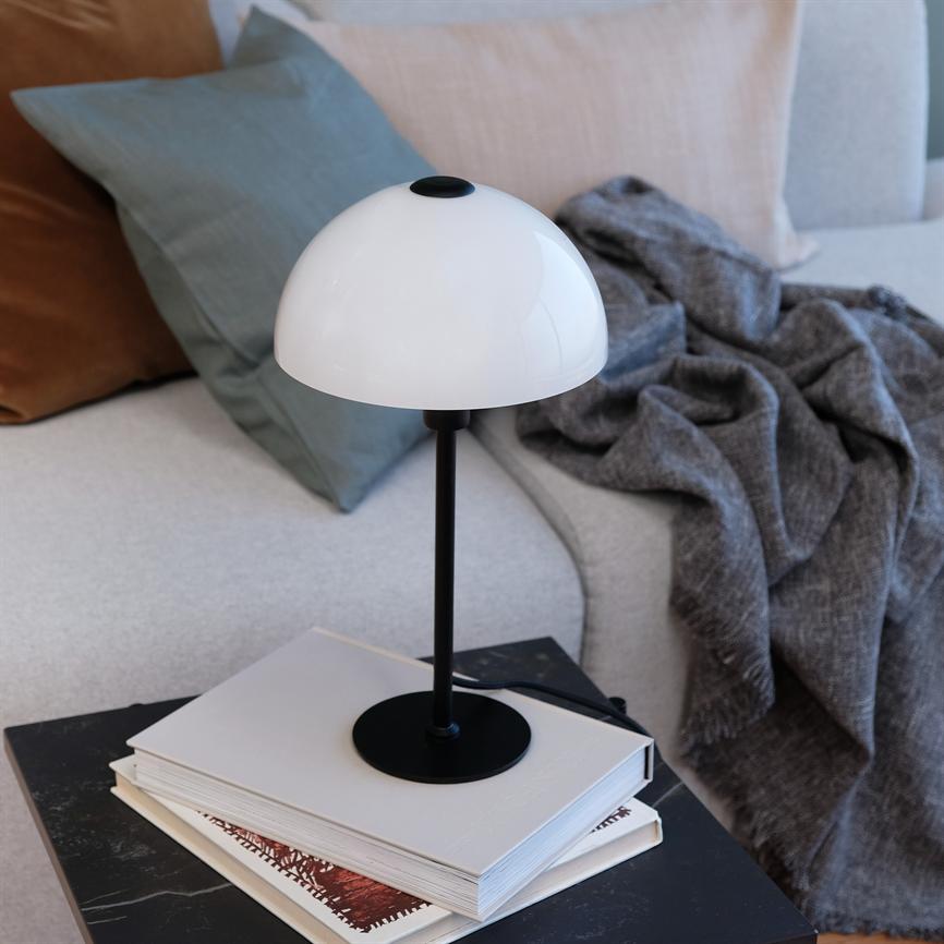 Dyberg Larsen Jazz bordlampe sort opalglass