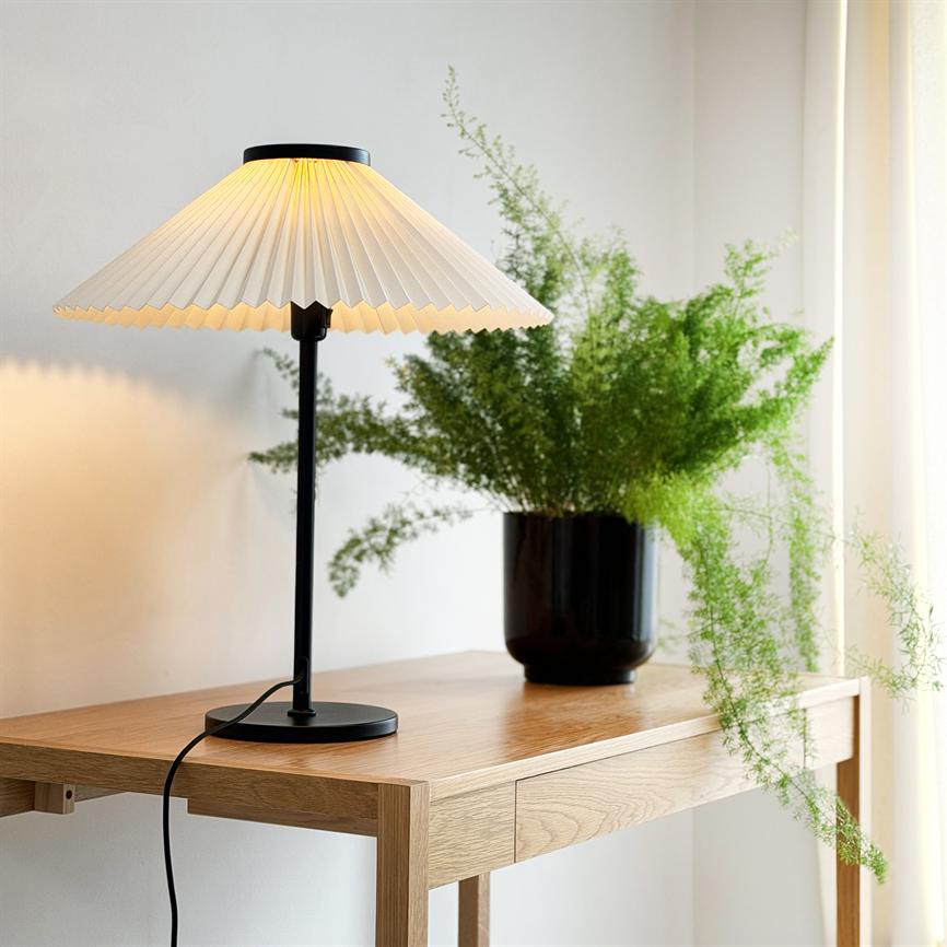 Dyberg Larsen Plissé bordlampe råhvit plisséskjerm