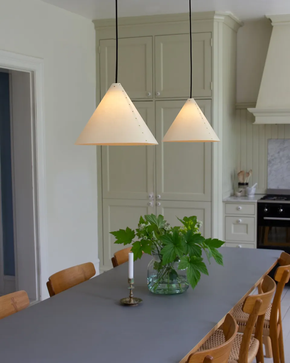 Zlamp Spiss 150-3403 pendel 34 cm off-white kjegle