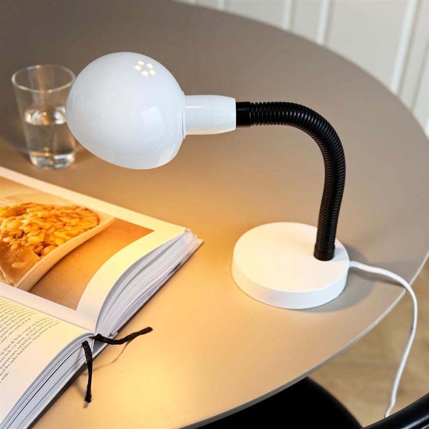 Dyberg Larsen Swan bordlampe hvit nattbordslampe