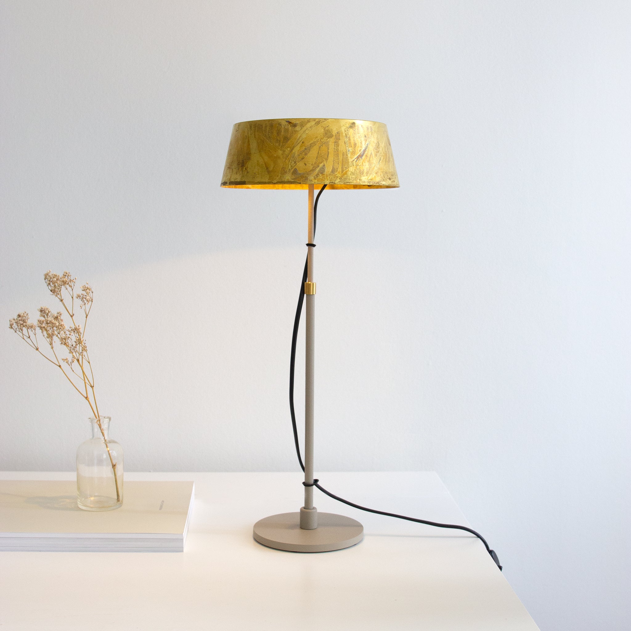 Zlamp Karl 926-2017 bordlampe stor messing greige